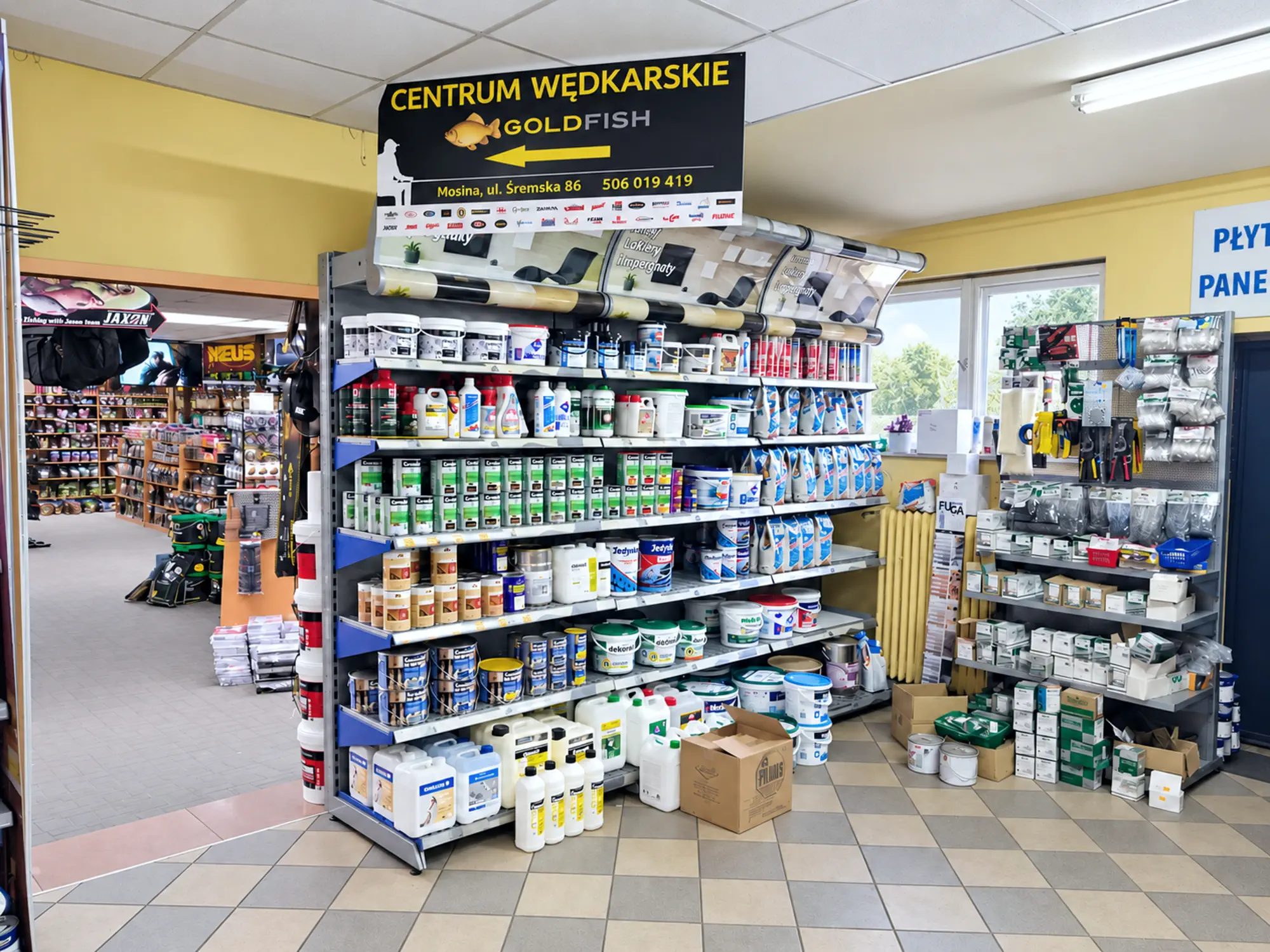Ekspozycja materiałów budowlanych w sklepie CHEMART